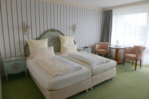Family Room, Multiple Beds | In-room safe, desk, cribs/infant beds, rollaway beds