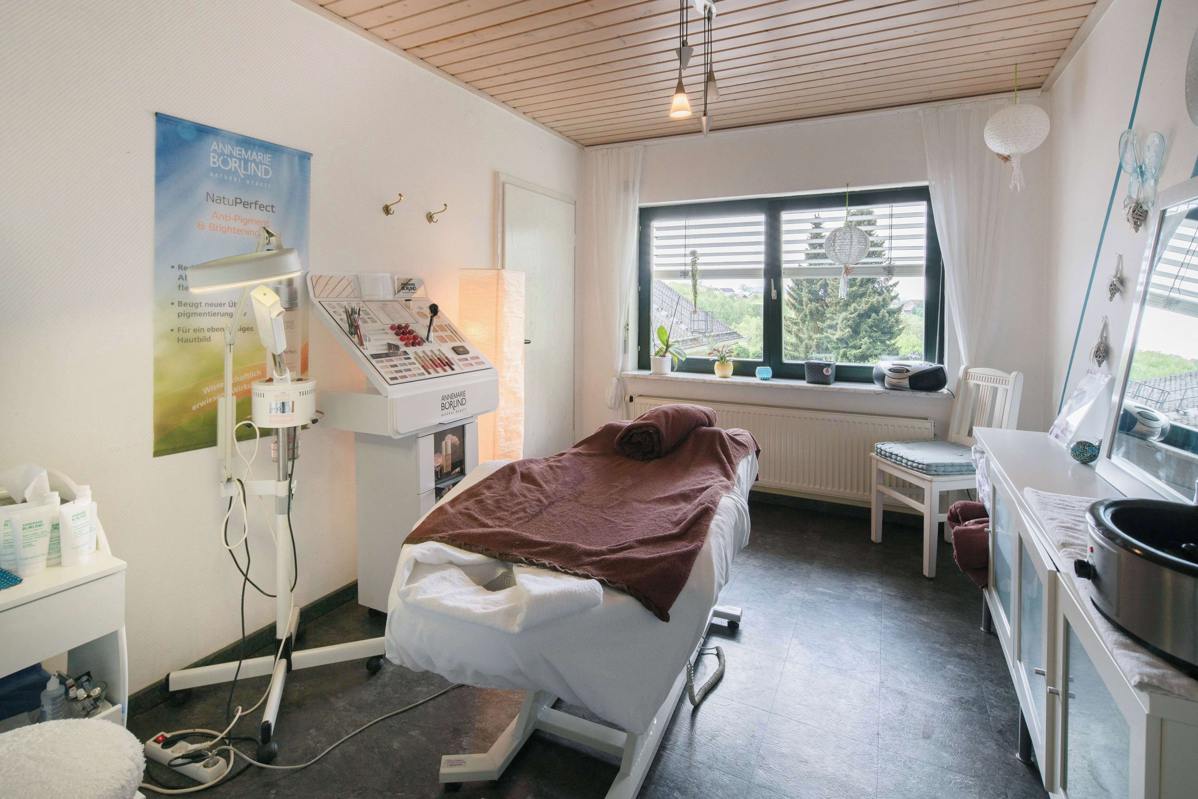 Sauna, perawatan tubuh, aromaterapi, dan pijat dengan batu panas