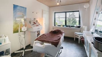 Sauna, perawatan tubuh, aromaterapi, dan pijat dengan batu panas