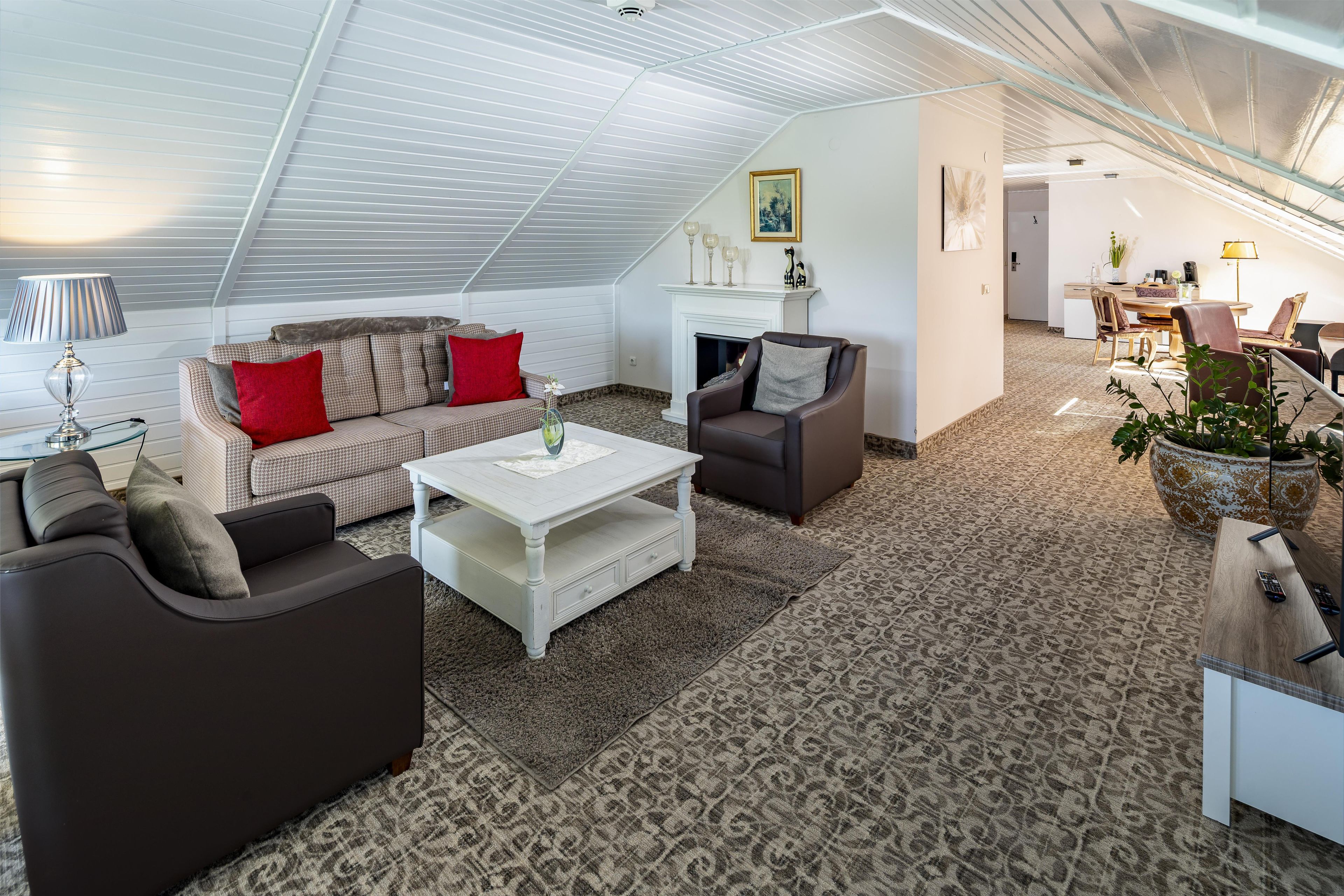 Un soggiorno moderno in stile loft con soffitto alto, camino e zona pranzo.