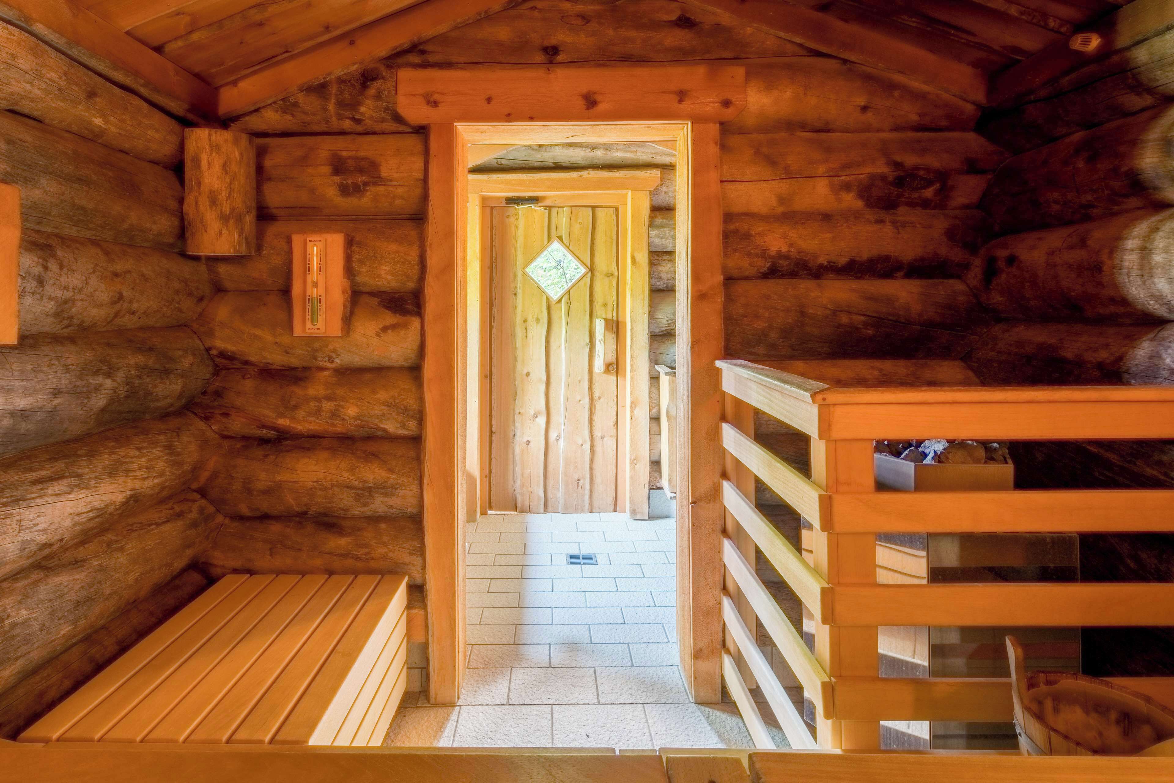 sauna, body treatments, aromatherapy, hot stone massages