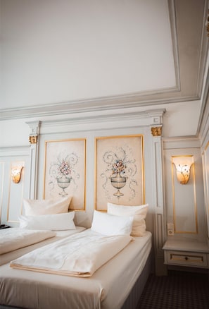 In-room safe, desk, cots/infant beds, rollaway beds - Sure Hotel by Best Western Rhoen Garden (Poppenhausen)