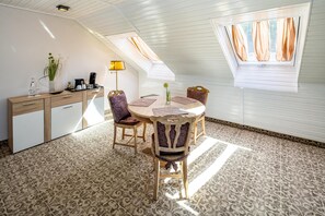 Junior Suite, 1 King Bed, Balcony | In-room safe, desk, cribs/infant beds, rollaway beds
