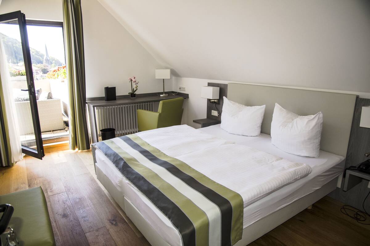hypo-allergenic bedding, minibar, desk, laptop workspace