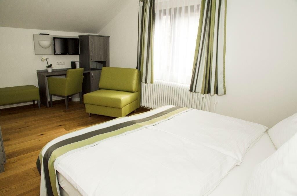 hypo-allergenic bedding, minibar, desk, laptop workspace