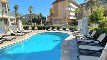 2 piscinas externas, espreguiçadeiras