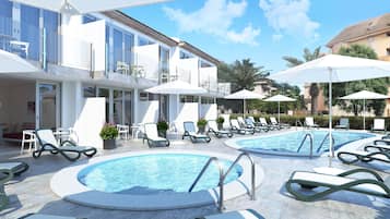 2 piscinas externas, espreguiçadeiras