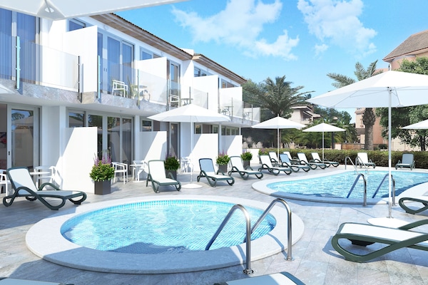 2 outdoor pools, sun loungers