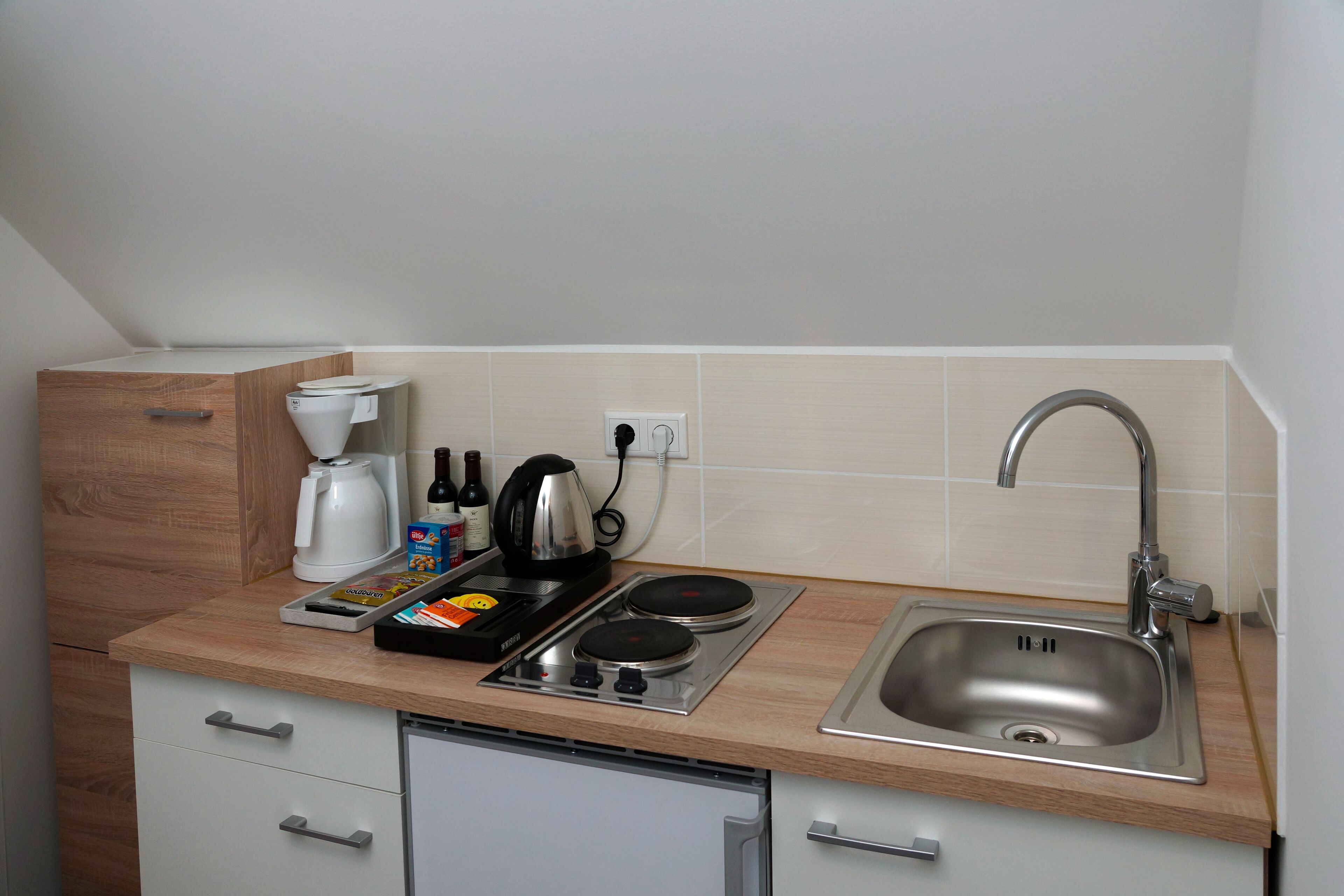comfort studio | private kitchenette | fridge, microwave, coffee/tea maker, electric kettle