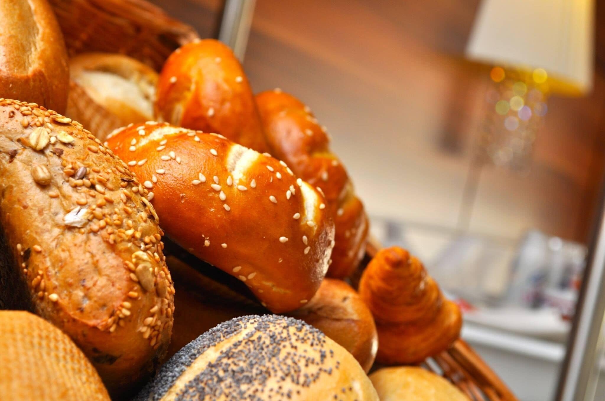 Eine Auswahl an Broten und Gebäck in einer Bäckerei.
