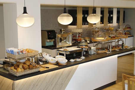 Se sirven cenas y cocina internacional