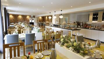 Tägliches kontinentales Frühstück (12.5 EUR pro Person)