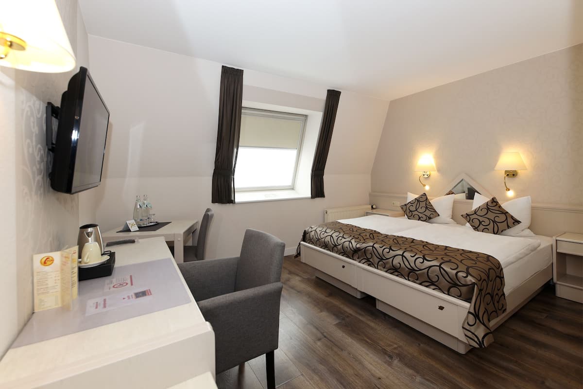 double room | egyptian cotton sheets, premium bedding, soundproofing, cots/infant beds