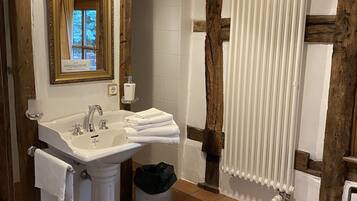 Suite - Kategorie III | Badezimmer | Haartrockner, Handtücher, Seife, Shampoo