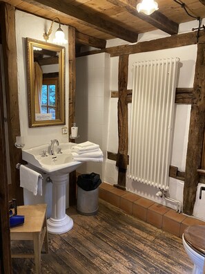 Suite | Badkamer | Een haardroger, handdoeken, zeep, shampoo