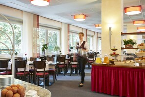 Frokost, lunsj og middag serveres, regionale retter 