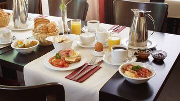 Frühstück (4.90 EUR pro Person)