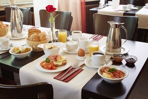 Breakfast (EUR 4.90 per person)
