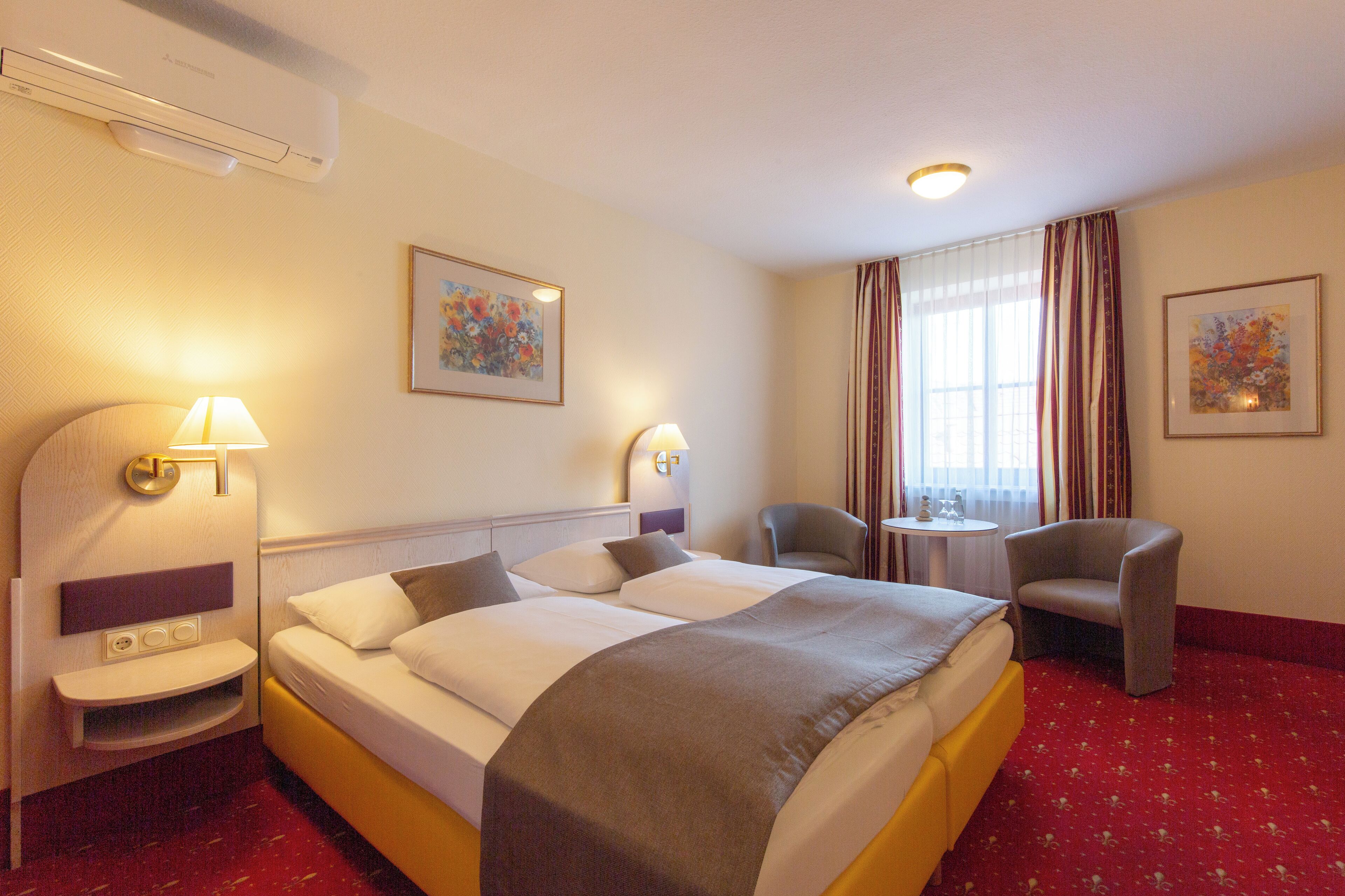 1 bedroom, hypo-allergenic bedding, minibar, desk