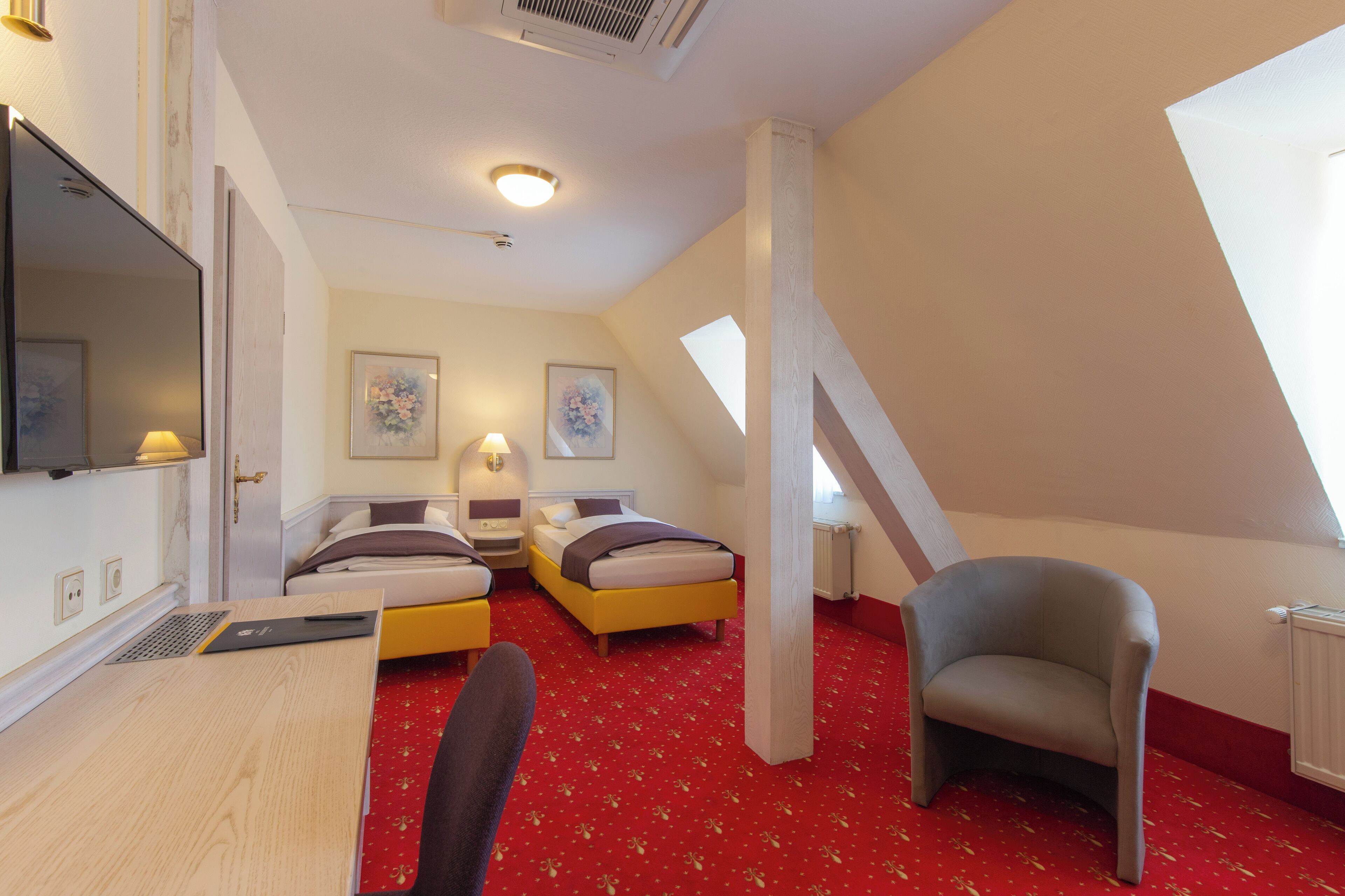 1 bedroom, hypo-allergenic bedding, minibar, desk