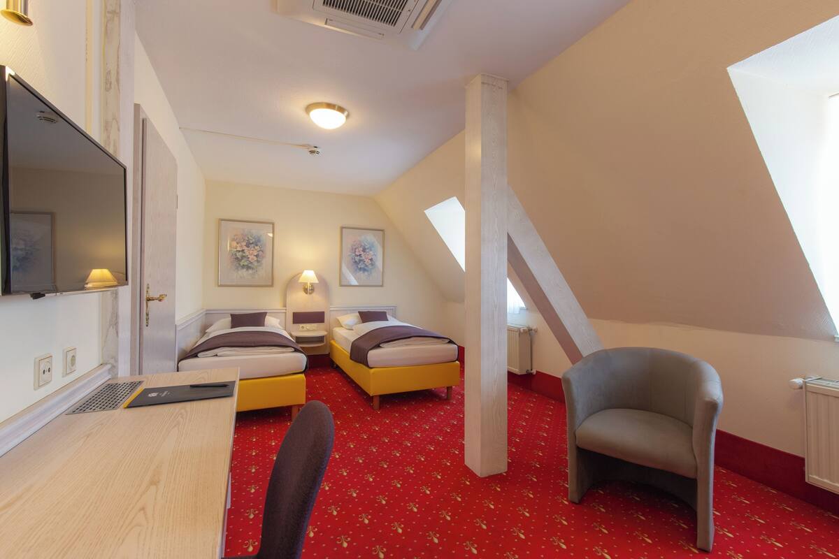 1 bedroom, hypo-allergenic bedding, minibar, desk