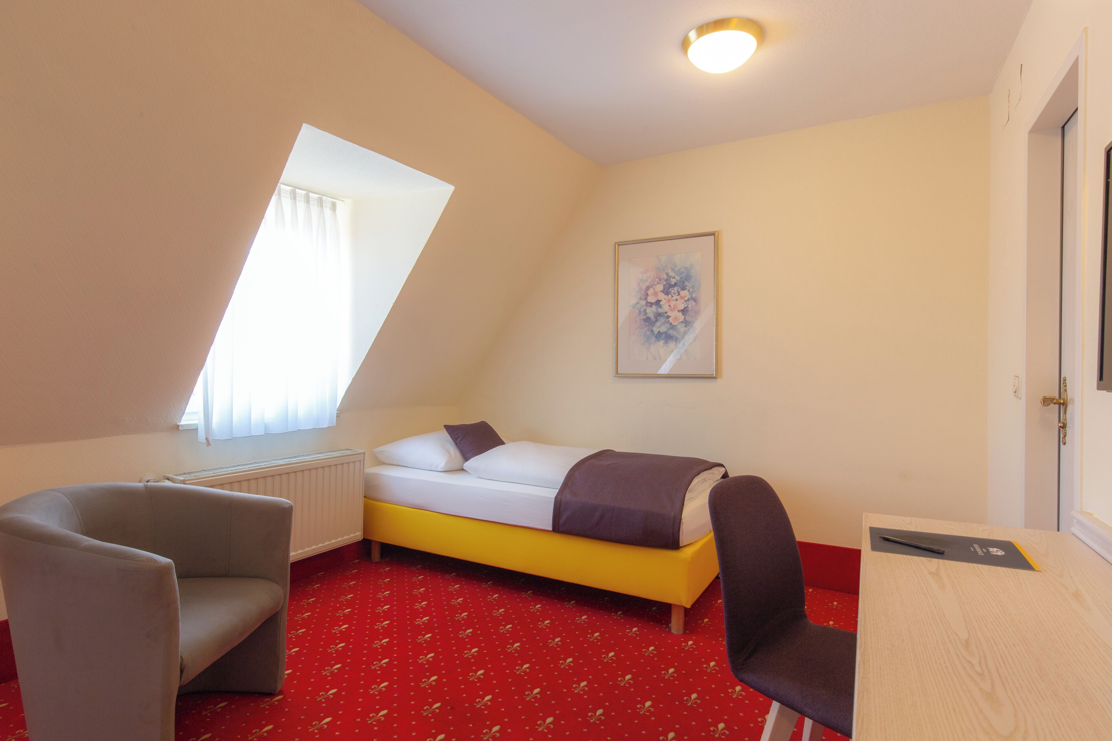 1 bedroom, hypo-allergenic bedding, minibar, desk