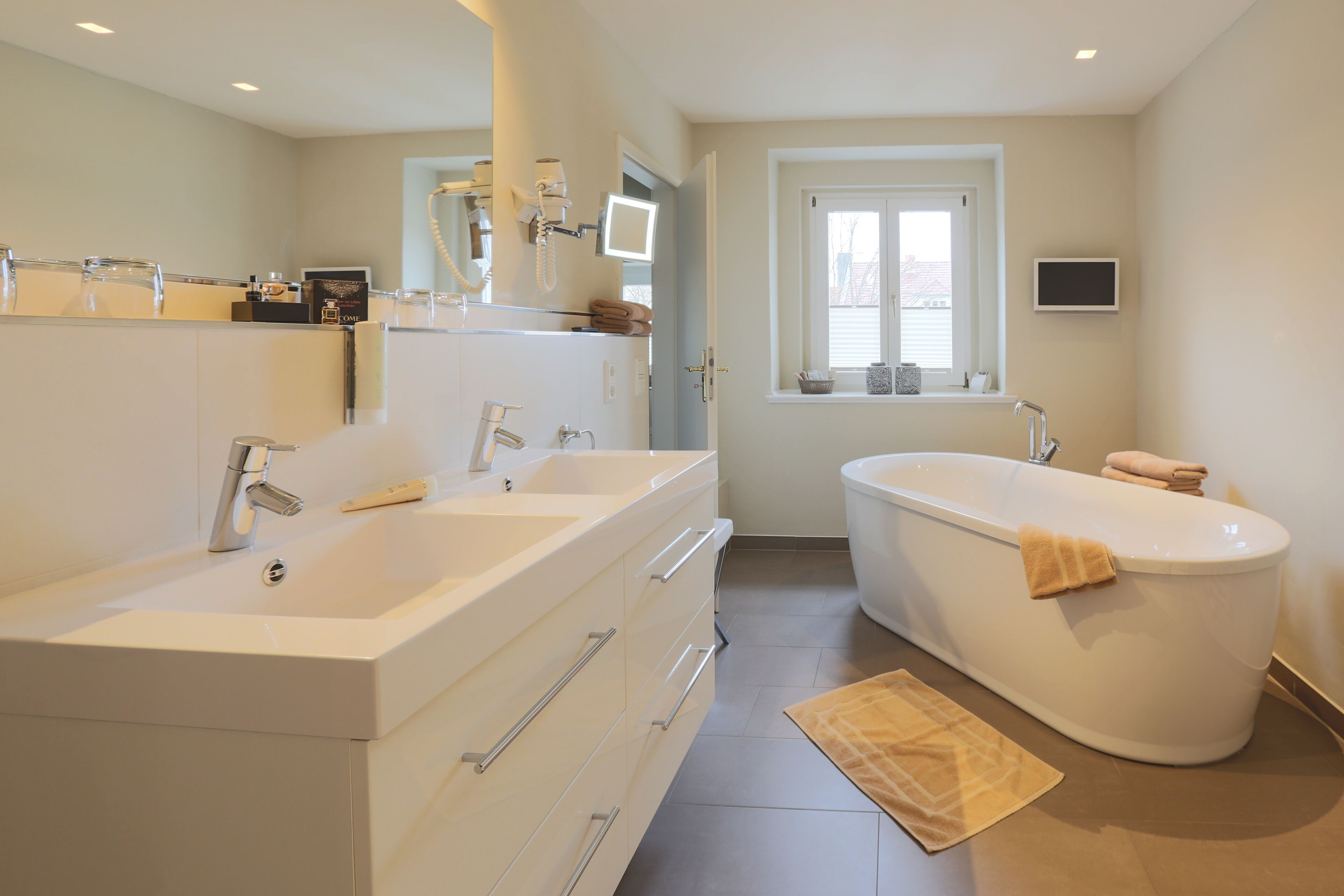 apartment (20) | bathroom | shower, free toiletries, hair dryer, towels