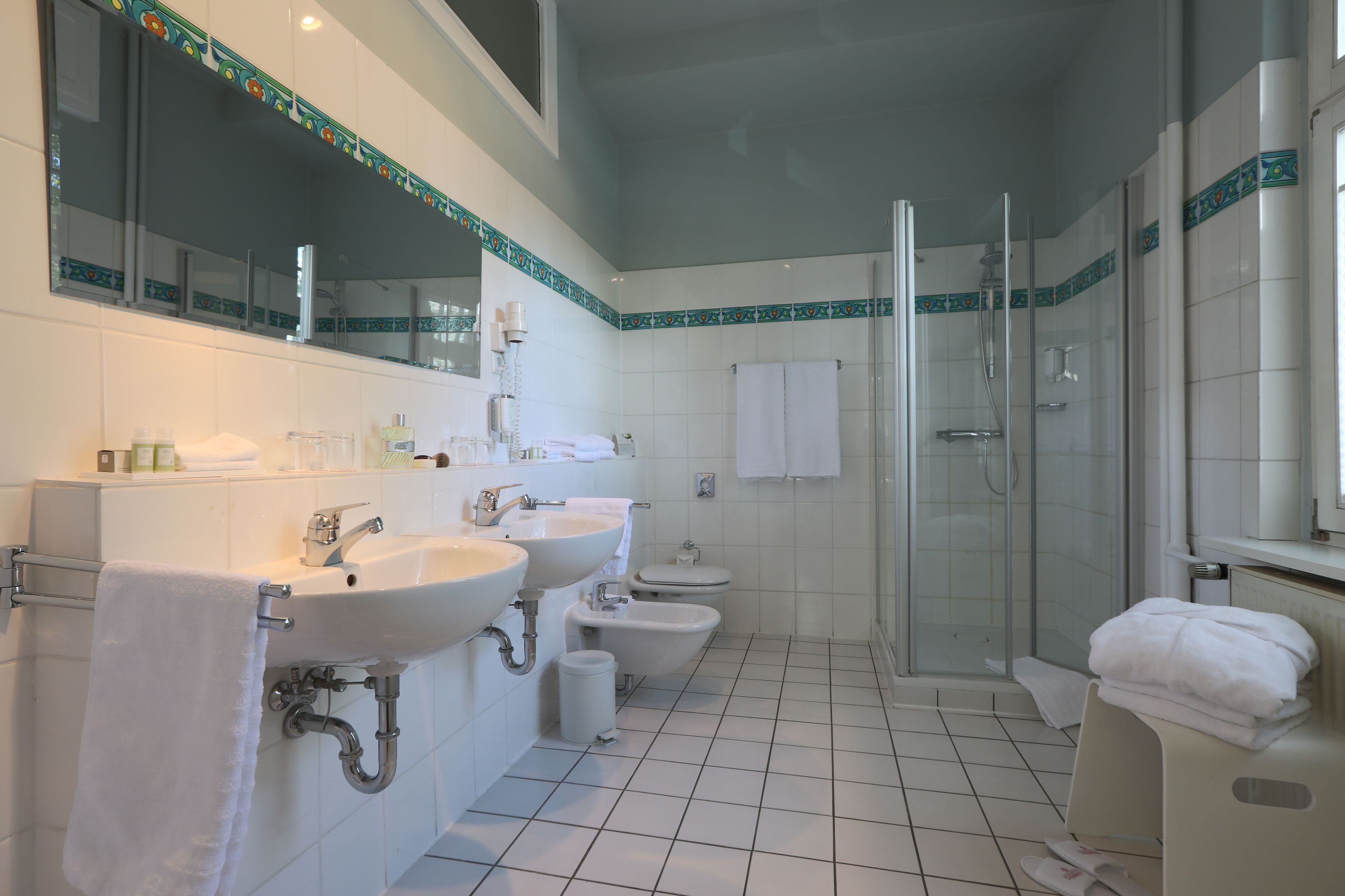 apartment (5) | bathroom | shower, free toiletries, hair dryer, towels