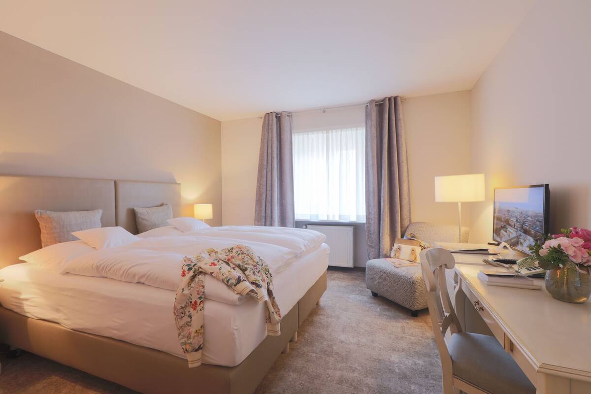 Classic Double Room | Hypo-allergenic bedding, minibar, in-room safe, desk