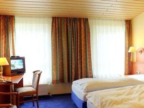 Triple Room | Meja, katil bayi/kot (surcaj), katil lipat simpan/tambahan 