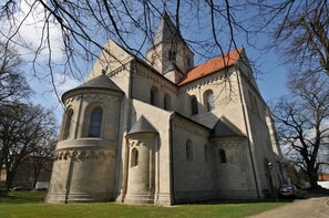 Une grande église historique, dotée d’un imposant clocher et de nombreuses fenêtres en arc.