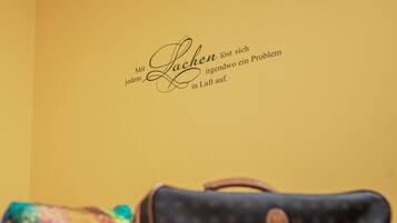 A wall with a text in German that translates to "With a suitcase, you lose yourself in a problem in life."
