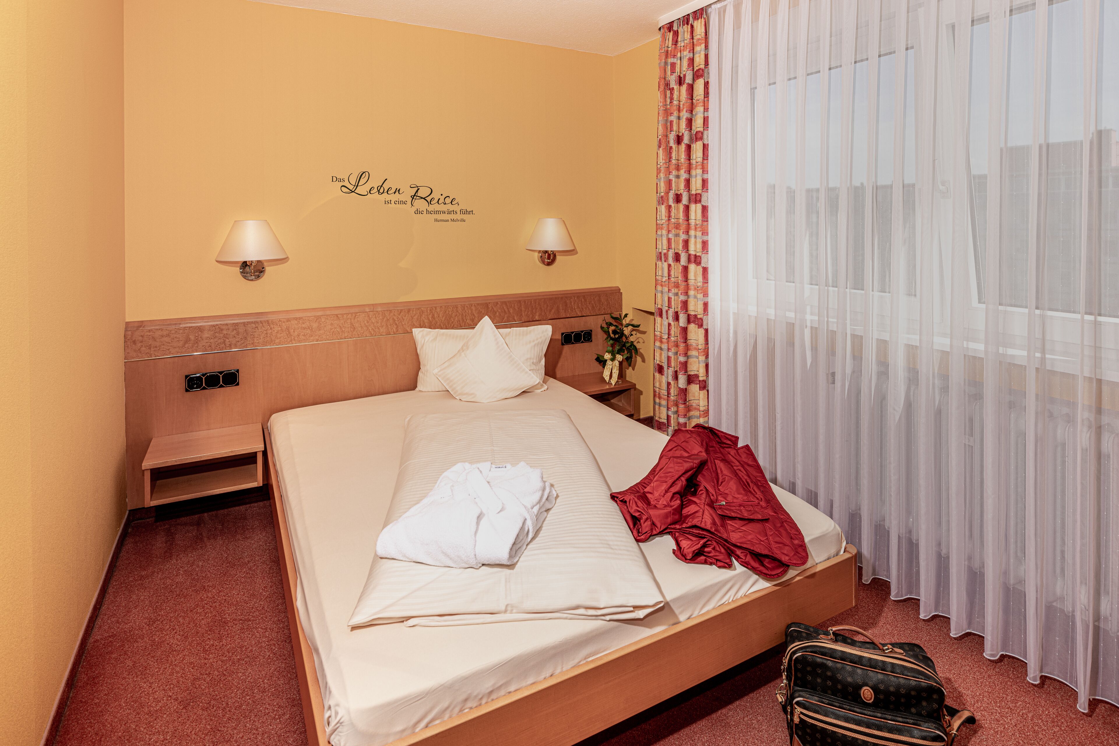 standard single room | in-room safe, desk, iron/ironing board, rollaway beds