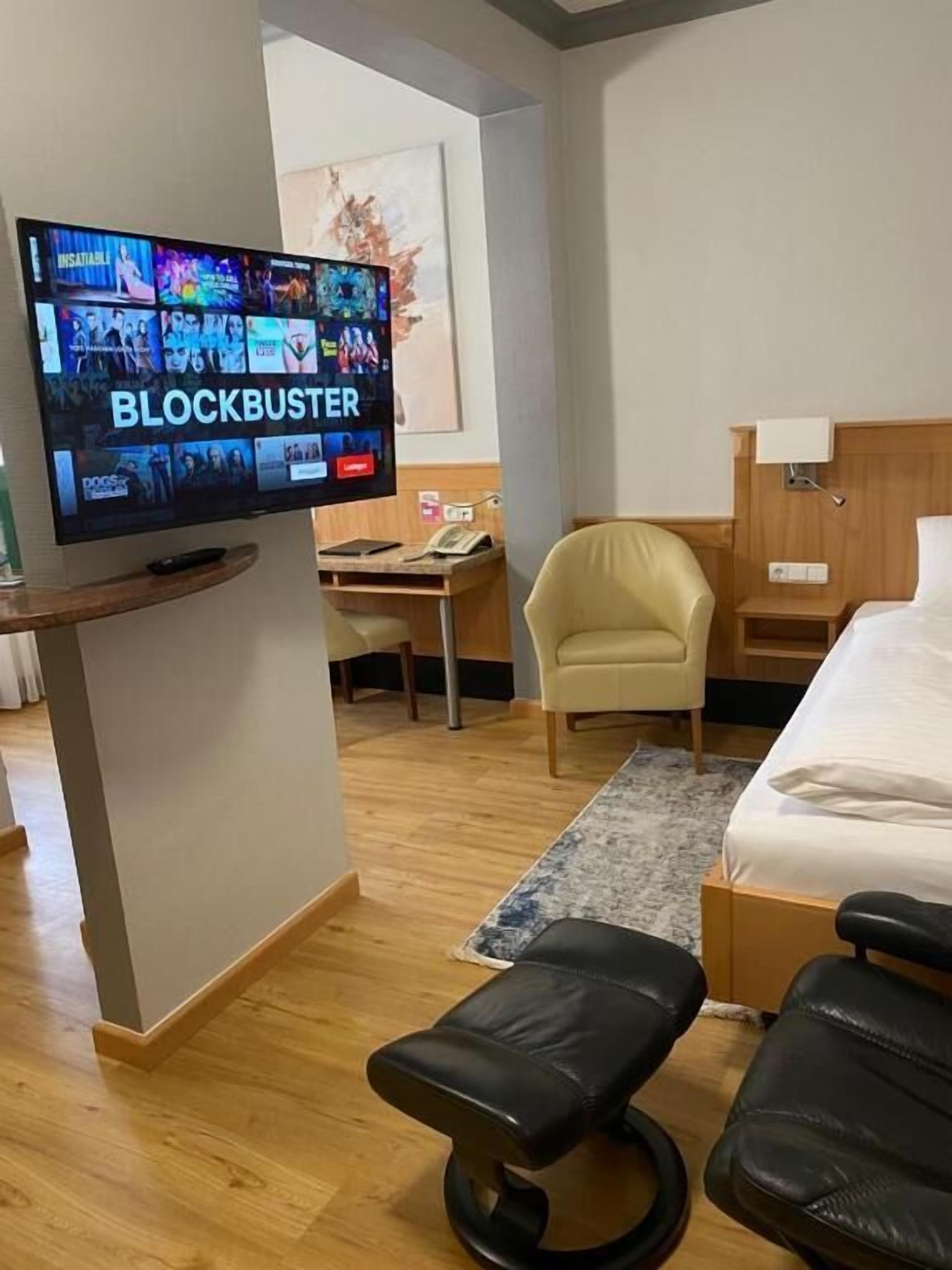Zimmersafe, Schreibtisch, laptopgeeigneter Arbeitsplatz