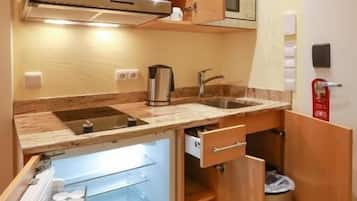 Kühlschrank, Mikrowelle, Herdplatte, Kochgeschirr/Geschirr/Besteck