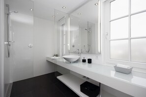 Suite estudio junior | Baño | Ducha, artículos de higiene personal gratuitos y secador de pelo