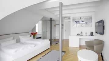Junior-Studiosuite | Hochwertige Bettwaren, Zimmersafe, individuell dekoriert, Schreibtisch