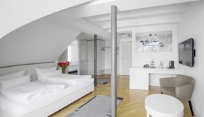 Suite estudio junior | Ropa de cama de alta calidad y caja de seguridad en la habitación 