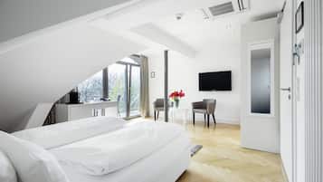 Junior Studio Suite | Premium bedding, in-room safe, individually decorated, desk