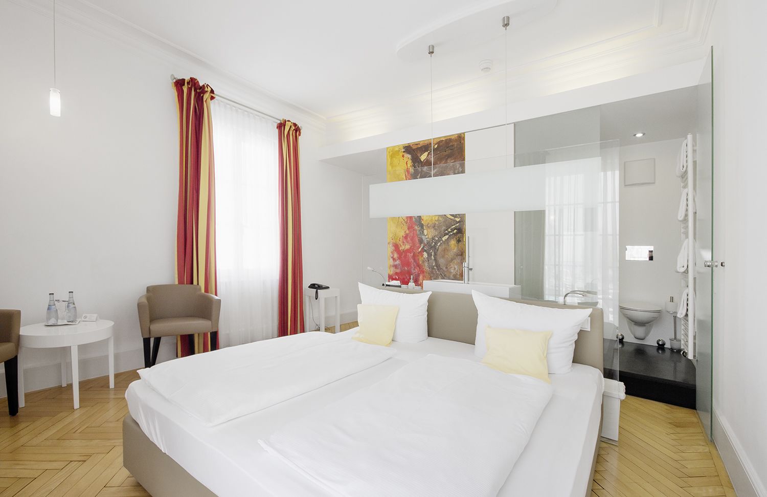 Kahden hengen superior-huone | Ylelliset vuodevaatteet, tallelokero huoneessa