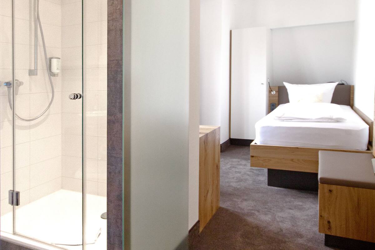 Habitación individual económica | Ropa de cama de alta calidad, caja fuerte, escritorio