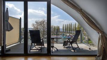 Suite estudio junior | Área de sala de estar | Televisión de pantalla plana