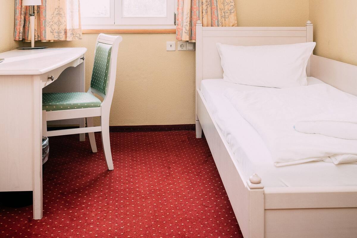 Single Room | Desk, free WiFi, bed sheets