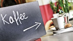 A sign with the word "Coffee" and an arrow pointing to the right, indicating the direction to the coffee area. - Hotel Gasthof Zur Linde (Hessdorf)