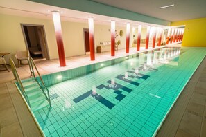 Una piscina cubierta