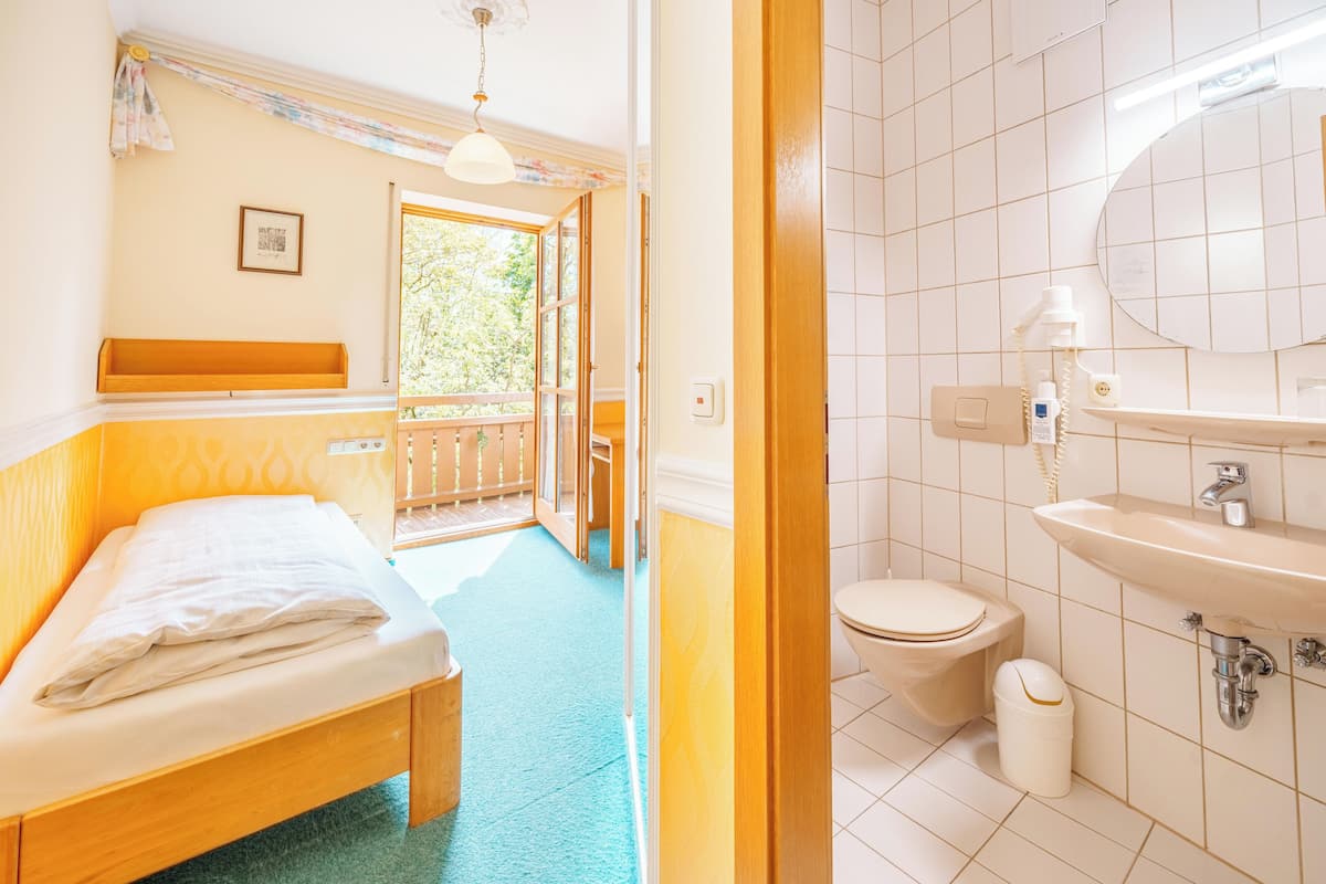 Basic Single Room | Hypo-allergenic bedding, in-room safe, individually decorated