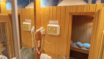 Secador de pelo, toallas