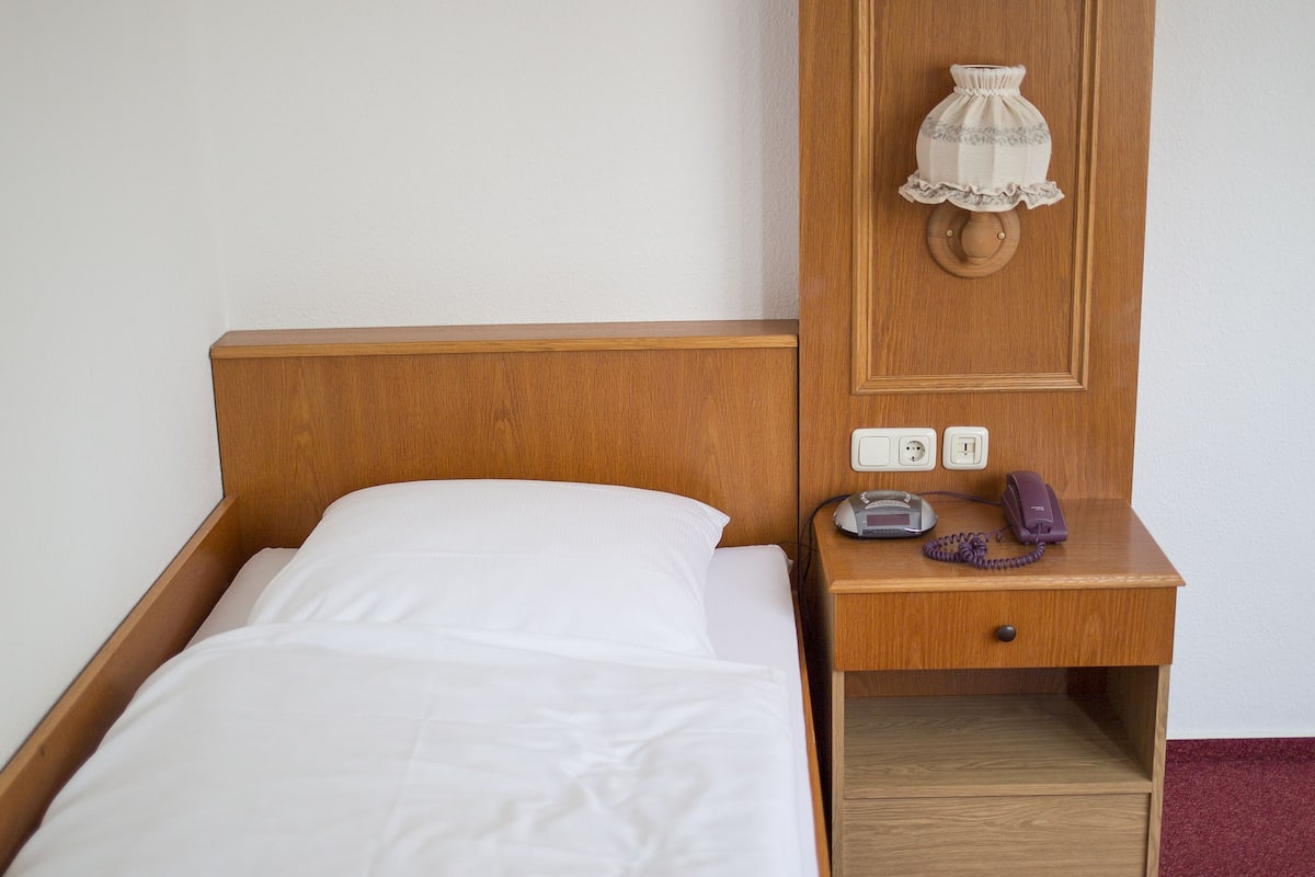Single Room | Peti besi dalam bilik, meja, ruang kerja komputer riba, Wi-fi percuma