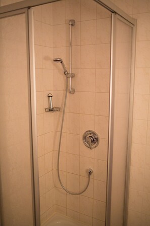 Bathroom shower - Landgasthof Wemmer (Grossrueckerswalde)