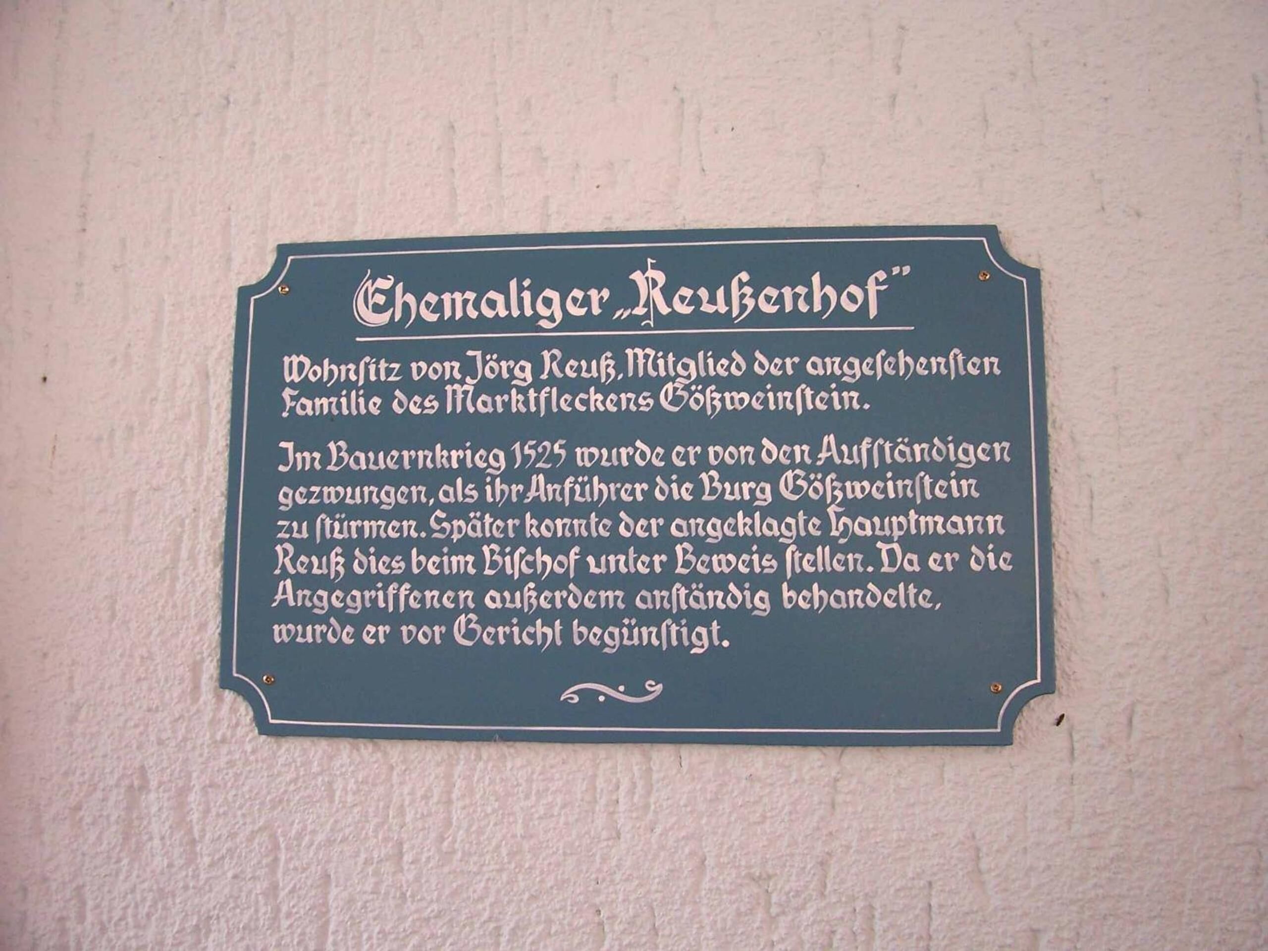 Uma placa histórica na parede.